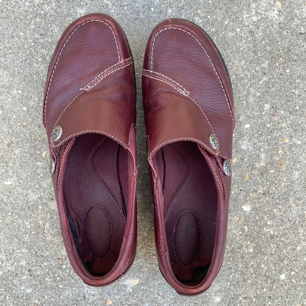Clarks Bendables Womens 9M Burgundy Leather Slip On Loafers Button Detail 63066